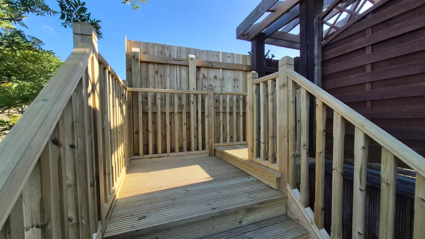 Raised deck landing with matching balustrades and screening